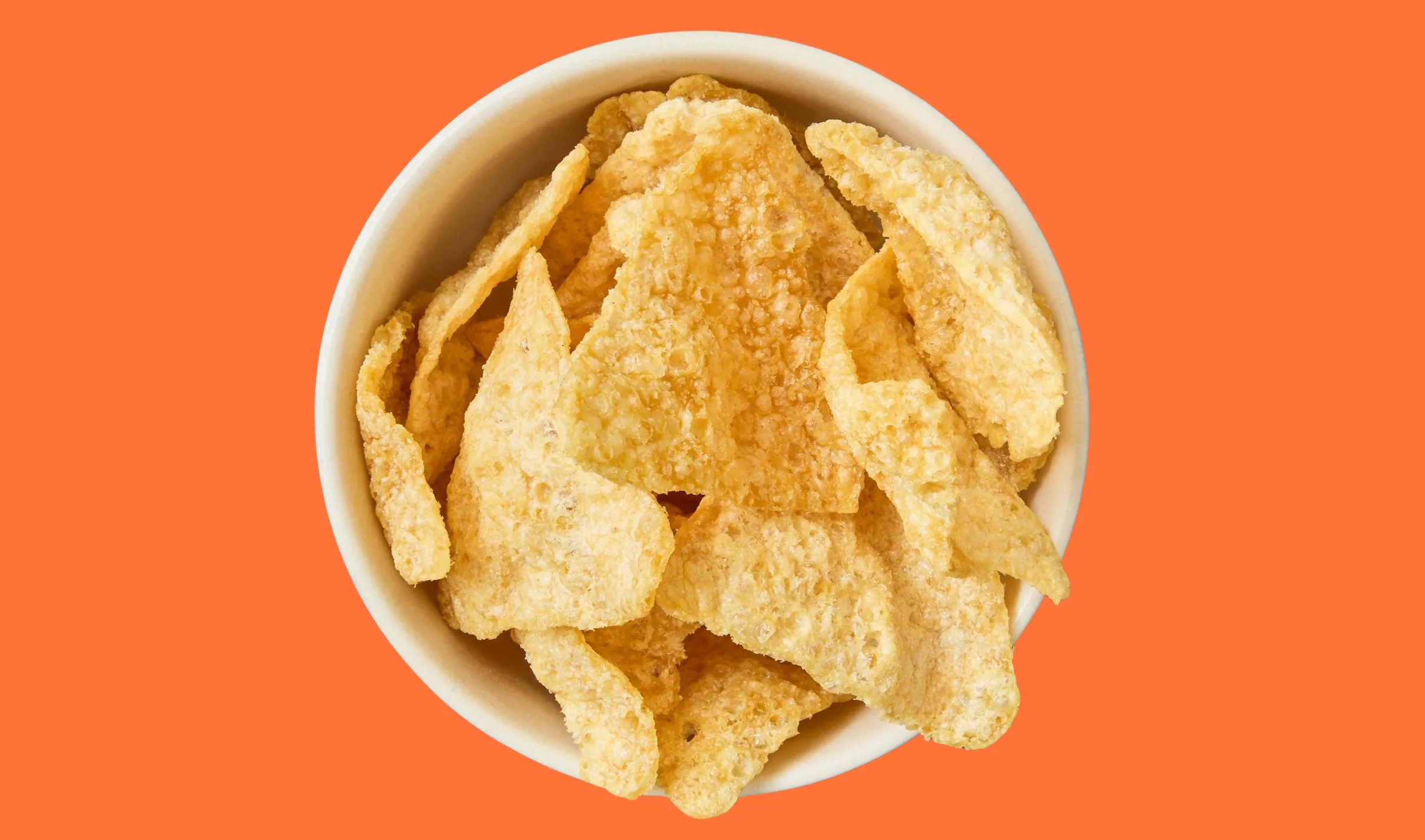En lille skål Organic Crave Chips serveret som tilbehør på Sloppy Jo's Deli