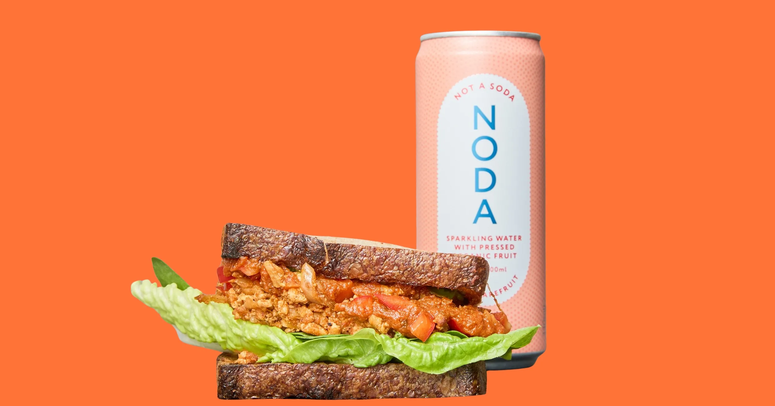 Vegansk deli-sandwich med NODA sparkling drik