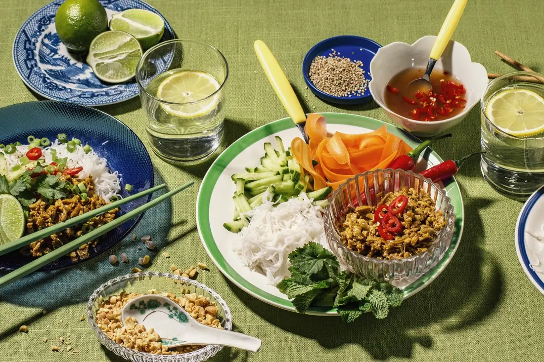 En Sloppy Jo's thai-ret: revet plantebaseret fyld med krydderurter, lime og ingefær